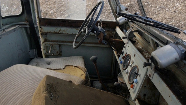 一辆废弃的旧汽车的内部。视频素材