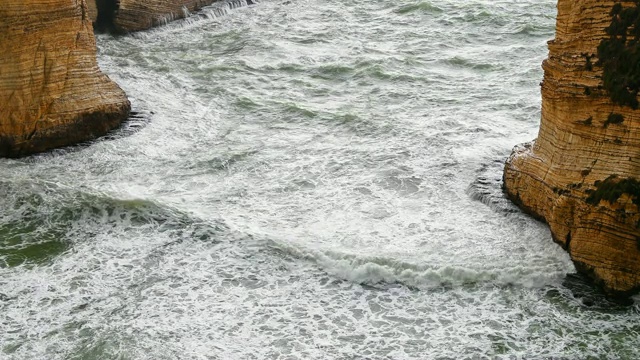 猛烈的海浪冲击贝鲁特的自然地标-鸽子岩/ Raouché的岩石视频下载