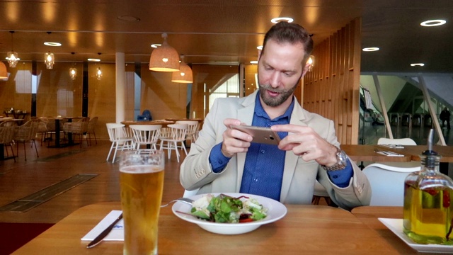 商人制作图片的食物Instagram -股票视频视频素材