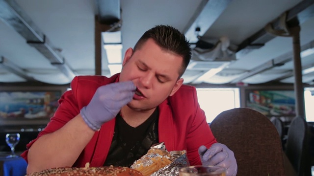 一个男人在吃番茄酱薯条视频素材