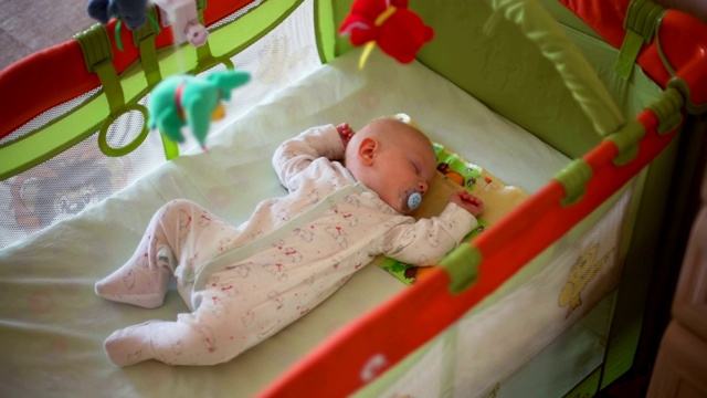 摇摄在婴儿床上睡觉的小婴儿视频下载