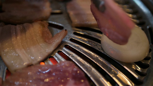 在韩国餐厅做烤炉烧烤视频素材