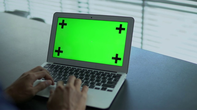 商人用绿色屏幕的笔记本电脑工作视频素材