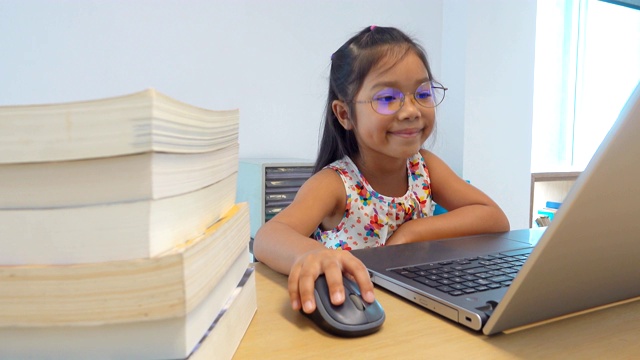 年轻女子戴眼镜使用电脑视频素材