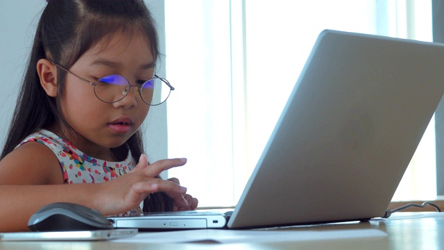 年轻女子戴眼镜使用电脑视频素材