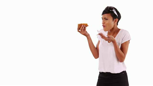 时尚的黑人女性在工作室吃着美味的奶酪披萨，笑着视频素材