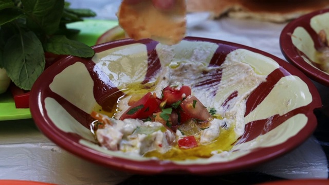 吃典型的约旦食物配腐殖质碟。视频下载
