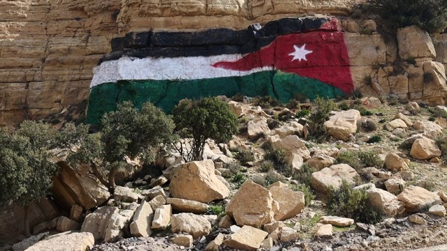 一面墙上画着的约旦国旗。视频下载