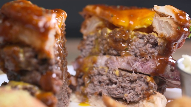 汉堡肉饼在盘子上被分成两半视频下载