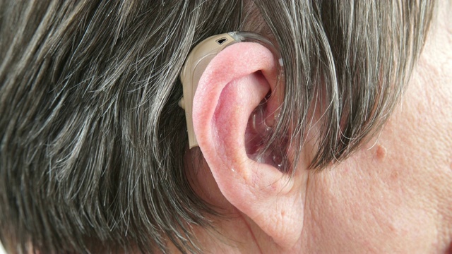特写高级妇女使用4K助听器视频下载