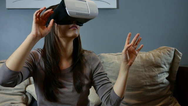 在家里使用虚拟现实的女人视频素材