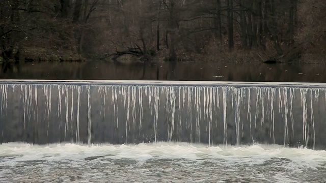 河上有美丽的瀑布视频素材
