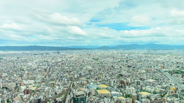 4K倾斜平移延时鸟瞰图大阪市从安野春鹿在日本大阪。视频下载