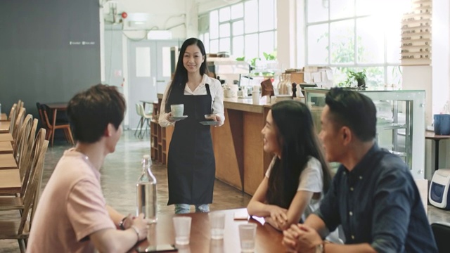 在自助餐厅为顾客提供咖啡的女咖啡师视频素材