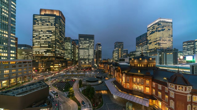 4K延时鸟瞰图东京站和丸之内与各种建筑城市景观和交通道路在日落时间在东京城市，日本。日本文化和交通理念视频下载