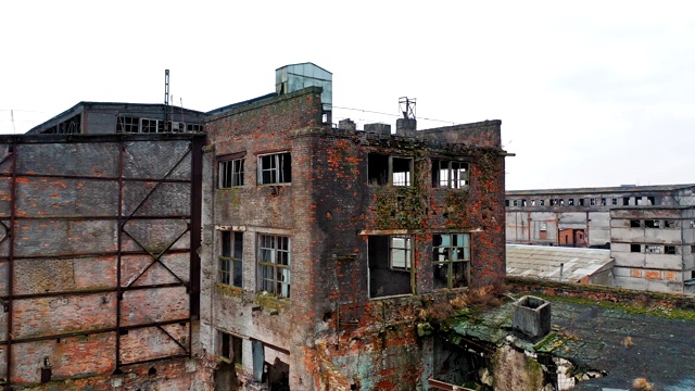 鸟瞰图cityю郊区工业区的废弃工厂和不同的建筑。视频素材