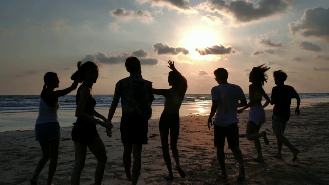 一群朋友在海滩上玩耍的剪影。快乐微笑的朋友们海边海边海边度假旅游。假期——iStock视频素材