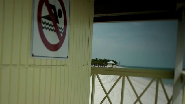 从佛罗里达州迈阿密的救生员塔上俯瞰克兰登公园海滩视频素材