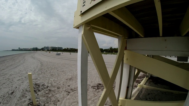 克兰登公园海滩救生员塔的特写，迈阿密，佛罗里达视频素材
