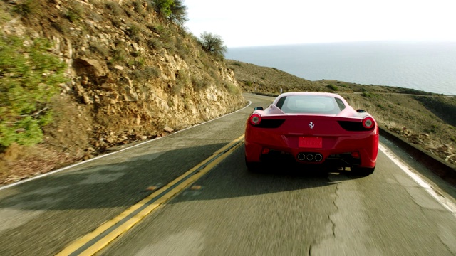 红色法拉利沿着马里布峡谷行驶，背景是太平洋视频下载