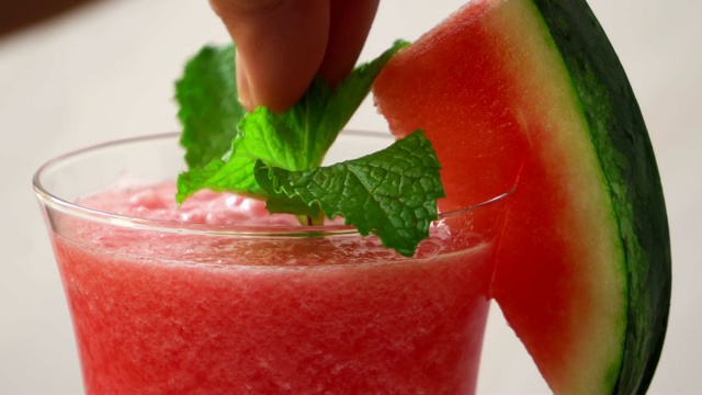 水果冰沙饮料配以薄荷叶和新鲜西瓜视频素材