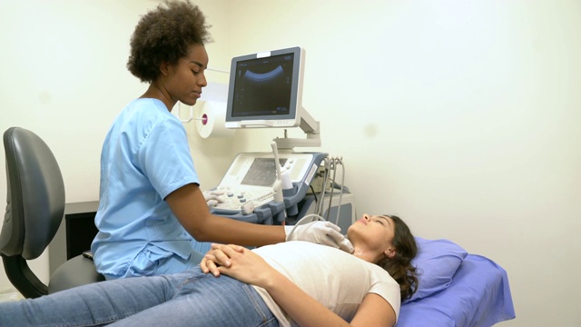 年轻的女护士正在扫描病人的喉咙视频素材