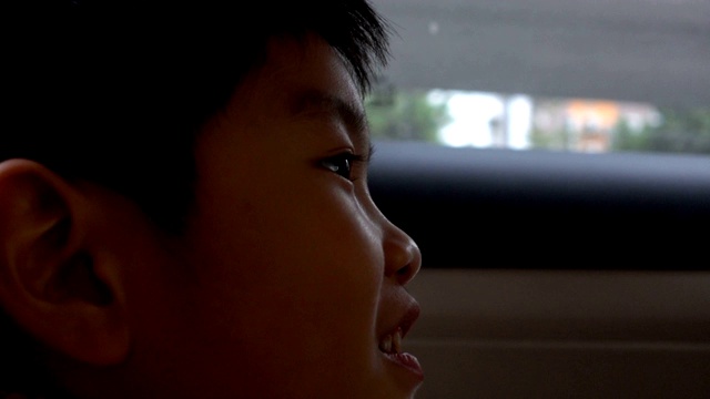坐在车里的亚洲男孩视频素材