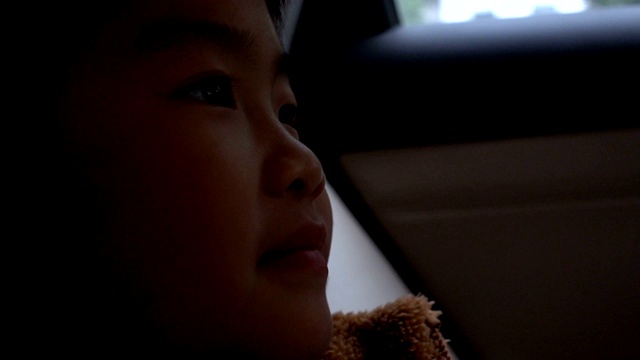 坐在车里的亚洲男孩视频素材