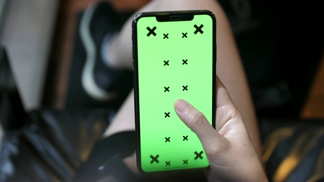 观点女人使用智能手机与色度键，模拟绿色屏幕显示视频素材
