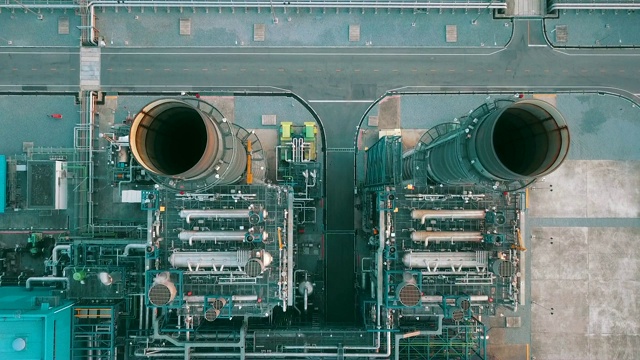 日落时分的空中炼油厂视频素材