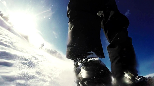 冬季活动。在新雪上快速滑雪视频素材