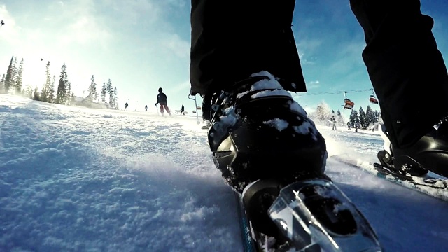 冬季活动。在新雪上滑雪视频素材