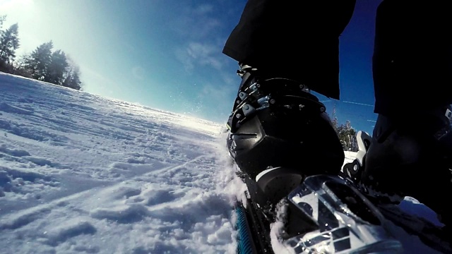 冬季活动。在新雪上滑雪视频素材