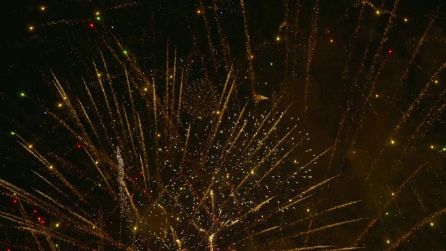 曼谷湖上的烟火表演伴随着真实的声音，人们正在倒计时庆祝新年。视频素材