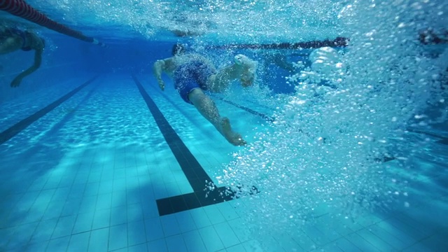 潜水，男人在清澈的池水里游泳视频素材