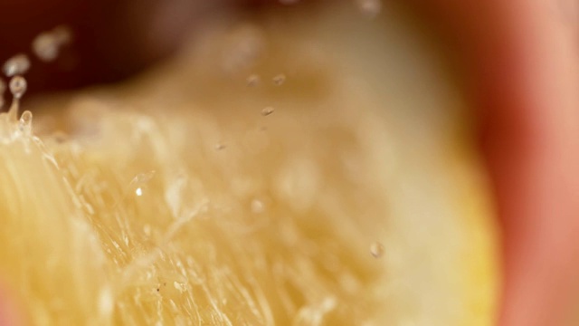 微距，深度:挤出四分之一的有机柠檬，挤出酸汁。视频素材