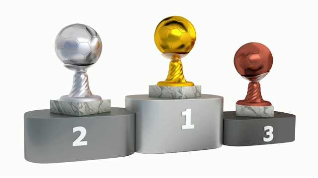 大理石底座的金银铜足球奖杯出现在领奖台上视频下载