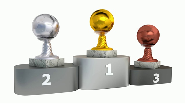 金牌，银牌和铜牌足球奖杯与大理石底座在无限旋转的领奖台上视频下载