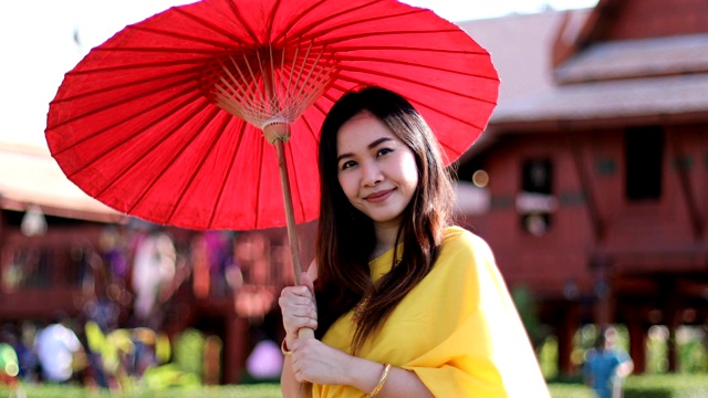 穿着传统风格的泰国妇女视频下载