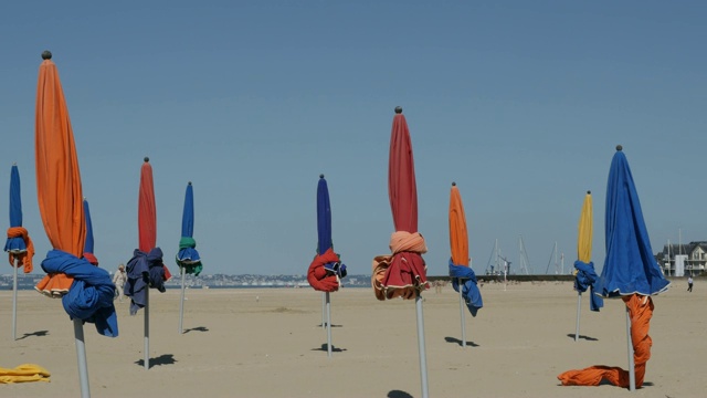 在Normady多维尔市的一天4K 2160p 30fps超高清视频-遮阳伞防晒在法国海滩慢盘3840X2160超高清视频视频下载