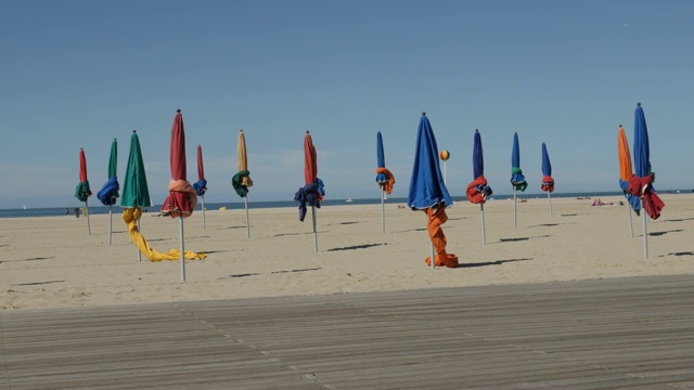 彩色遮阳伞防晒在法国海滩慢pan 4K 2160p 30fps超高清视频-美丽的一天在多维尔城市在Normady 3840X2160超高清视频视频下载