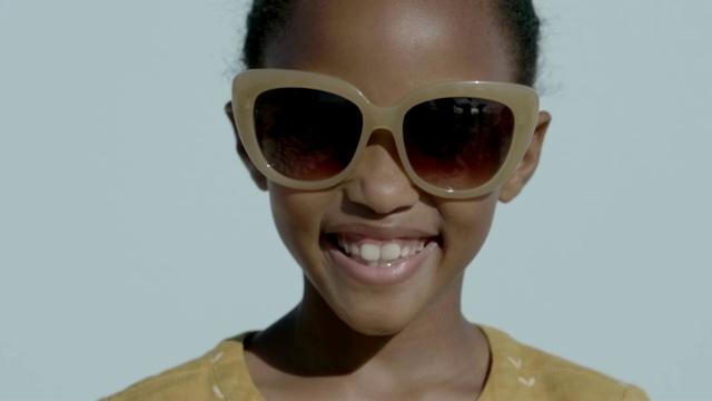 女孩戴太阳镜在夏天的特写视频素材