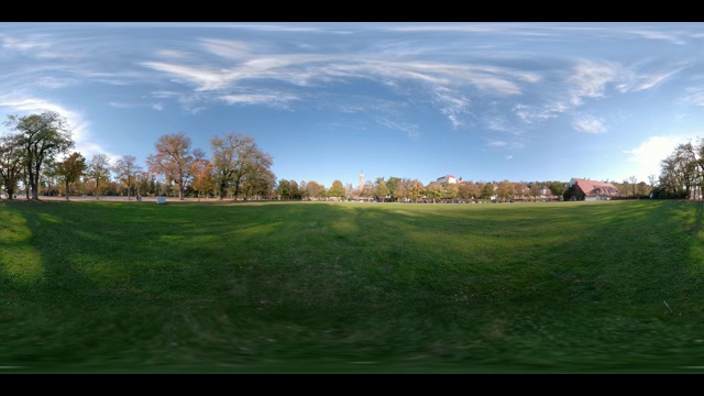 360 VR /带有圣马丁教堂和特劳斯尼茨城堡的公园视频下载