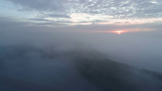 日出时的雾景鸟瞰图。法兰克尼亚,巴伐利亚,德国。视频素材