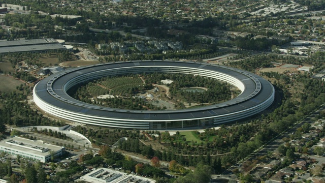 巨大的圆形苹果公园总部大楼的宽镜头视频下载
