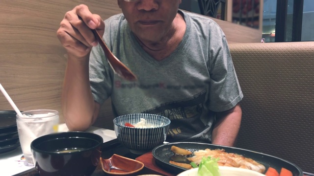 高级亚洲男性在购物中心吃日本食品，泰国，城市生活方式视频下载