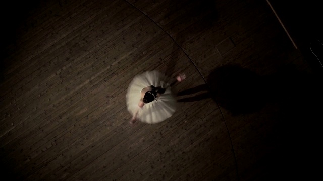 芭蕾舞女演员表演利落视频素材