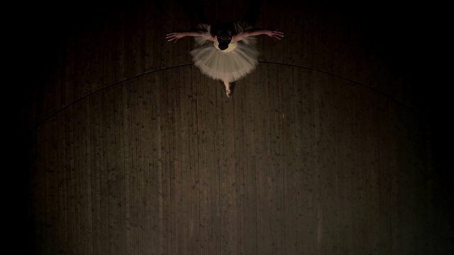 芭蕾舞女演员跌倒在舞台上视频素材