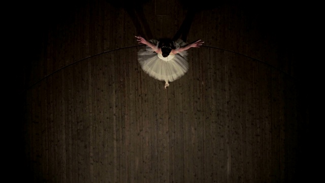 芭蕾舞女演员表演利落视频素材