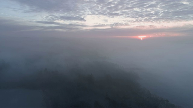 日出时的雾景鸟瞰图。法兰克尼亚,巴伐利亚,德国。视频素材
